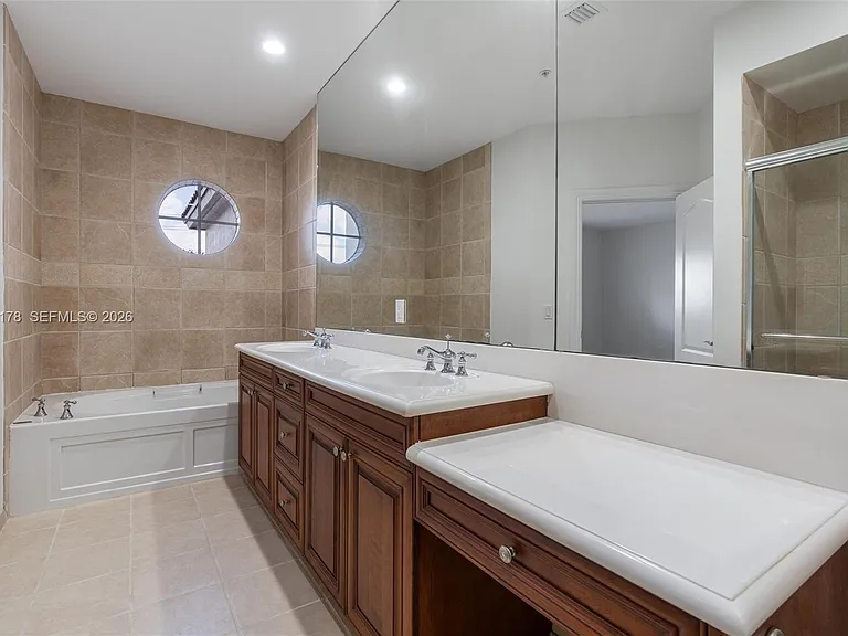 1772 NE 9th St #7 — Photo 13