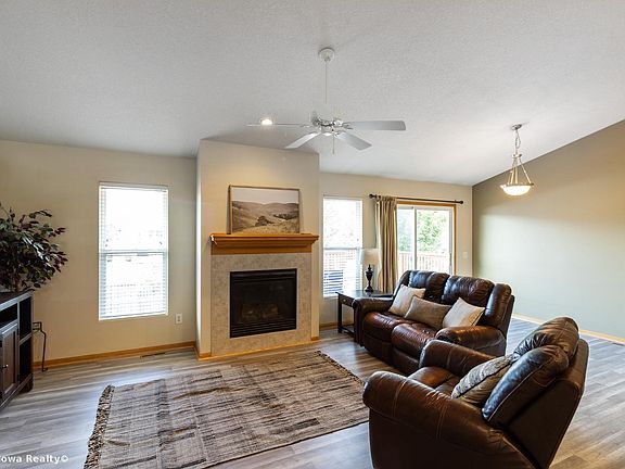 4th image of 645 SE Wood Creek Dr