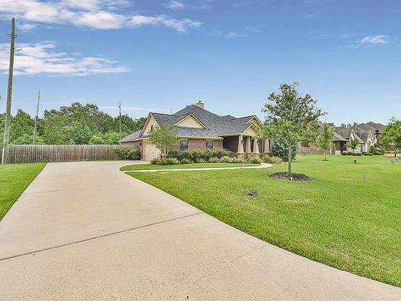 Nice long driveway leading to the two car garage. There is plenty of parking for guests.