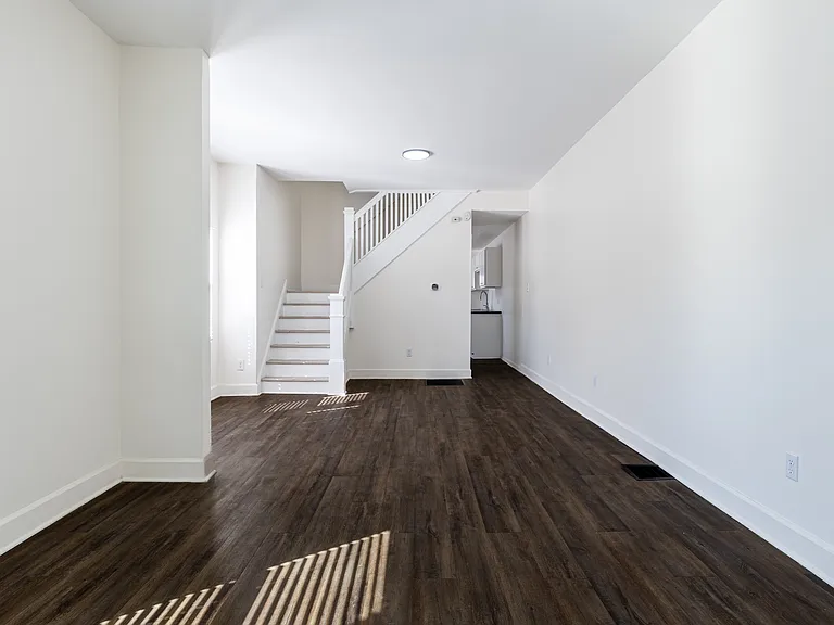 408 E Beecher St — Photo 3