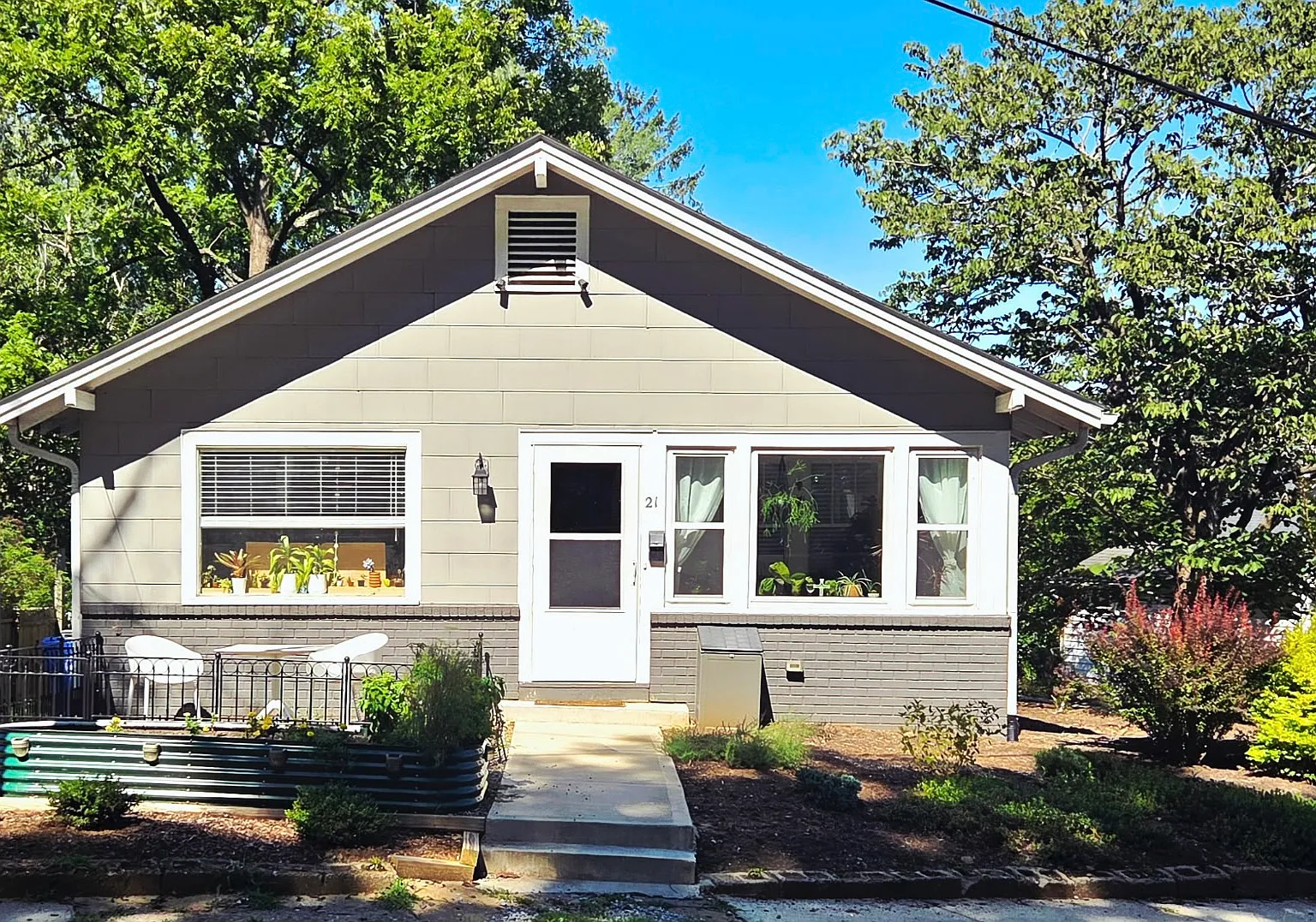 3 bed, 1.5 bath, 1136 sqft, $2,500 — Photo 1
