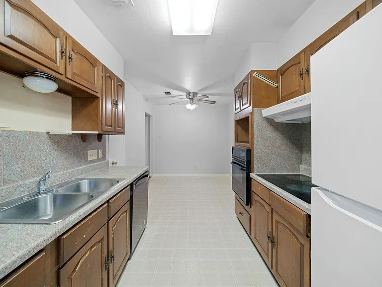 130 Algarita Rd — Photo 10