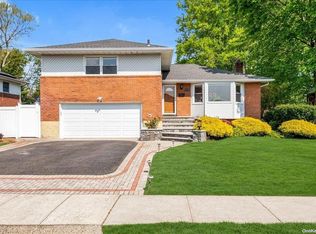 37 Stuart Dr, Syosset, NY 11791