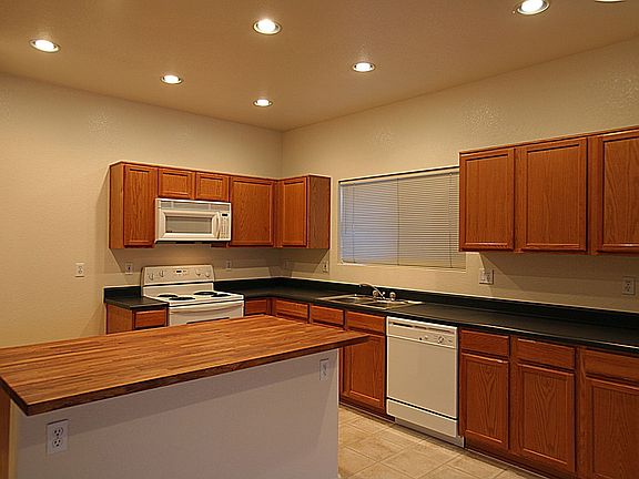 Beautiful Kitchen w/ REAL butcherblock Island!
