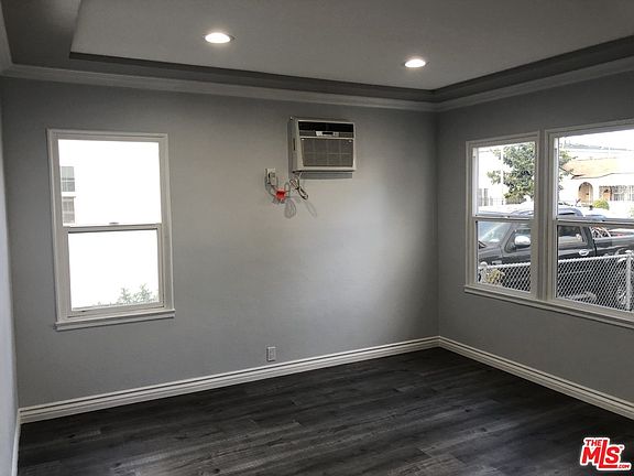 3rd image of 922 E 90th St