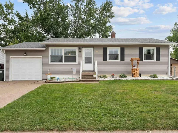 1821 W 69th St, Davenport, IA 52806