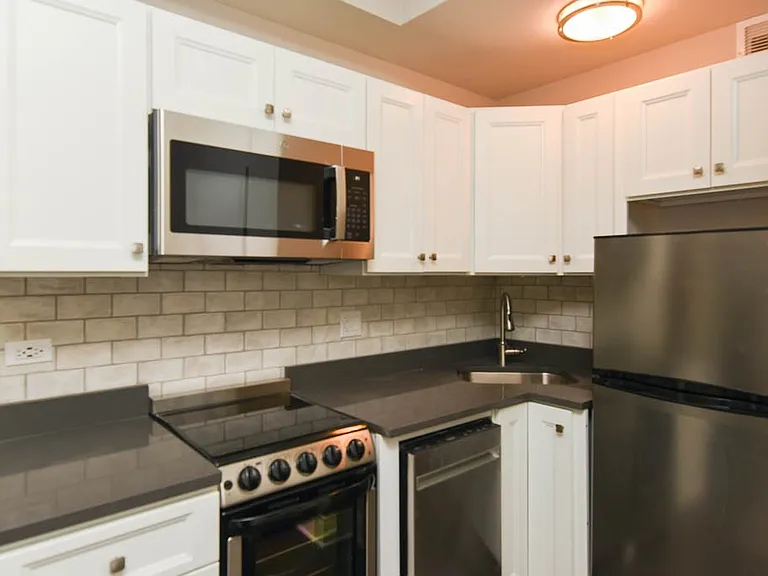 640 W Wrightwood Ave #802 — Photo 3