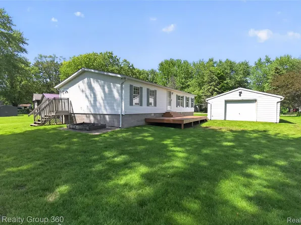 672 Red Oaks Dr, Howell, MI 48843