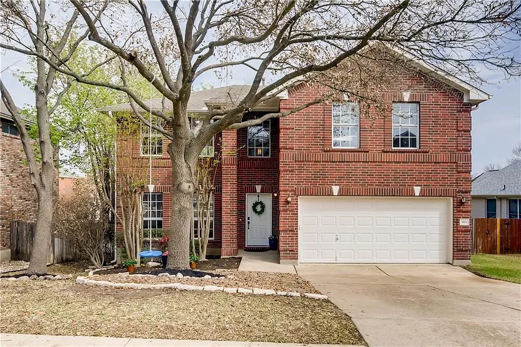 4 bed, 2.5 bath, 2420 sqft, $2,600 — Photo 1