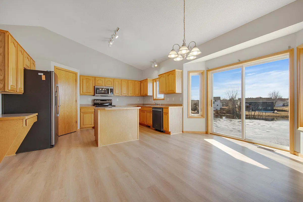 Wonderful Kitchen With Southern Exposure. - 842 Birch Ct