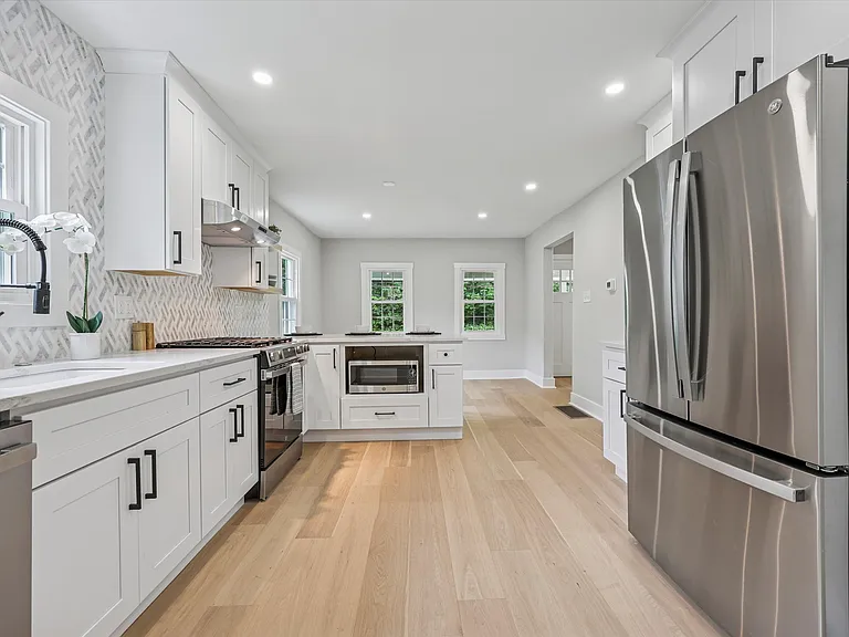 218 Biddulph Rd — Photo 23