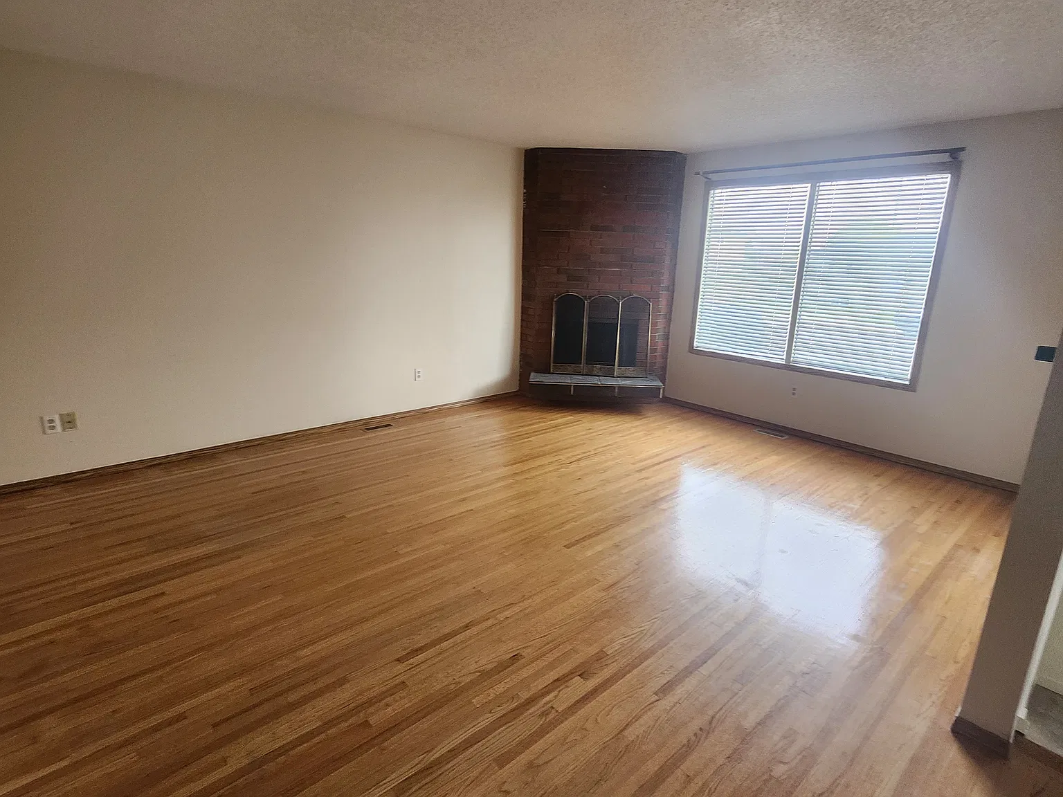 3 Bedroom Duplex In Thorncliffe — Photo 2
