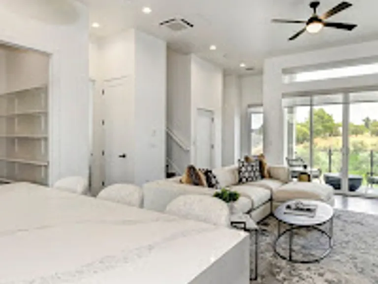 6021 W Oaks Blvd — Photo 9