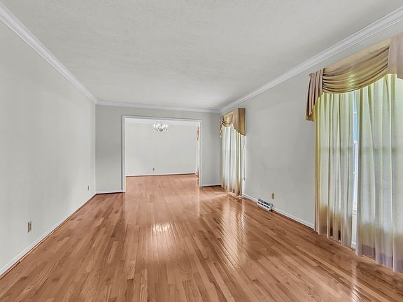 5th image of 106 Crestmore Dr