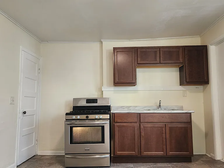 113 Sterling St — Photo 4