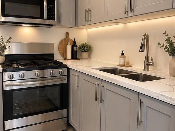 4th image of 241 Limeridge Rd W #2