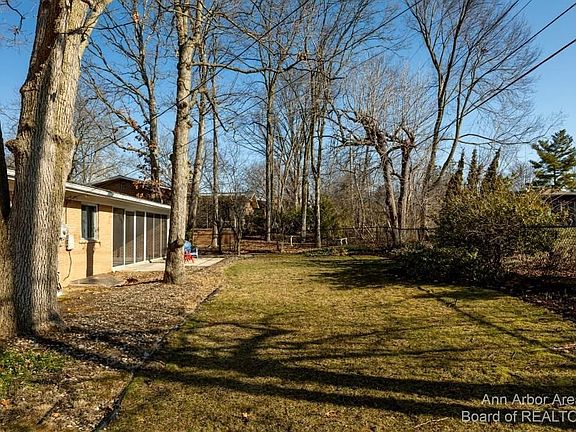 5th image of 1231 Meadowbrook St