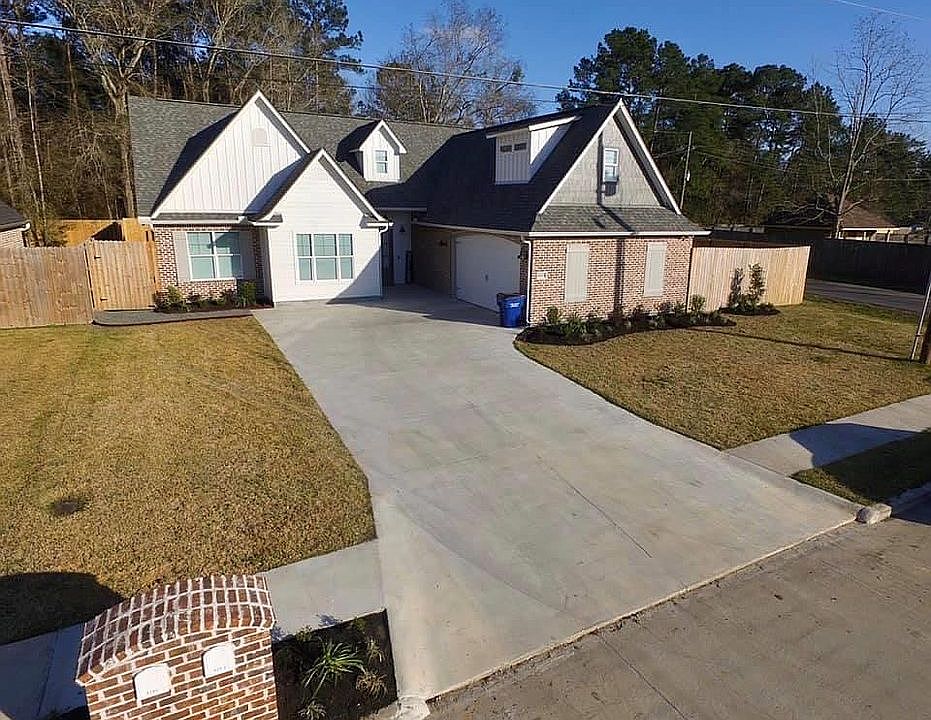 1st image of 8205 Royal Oaks Dr