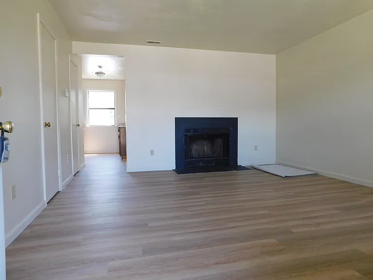 215 Greenbrier Ave — Photo 2