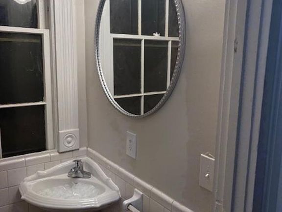 3rd image of 923 Washington Ave APT 2