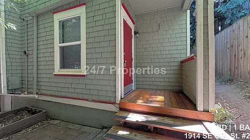 1914 SE Oak St #2 Photo 1