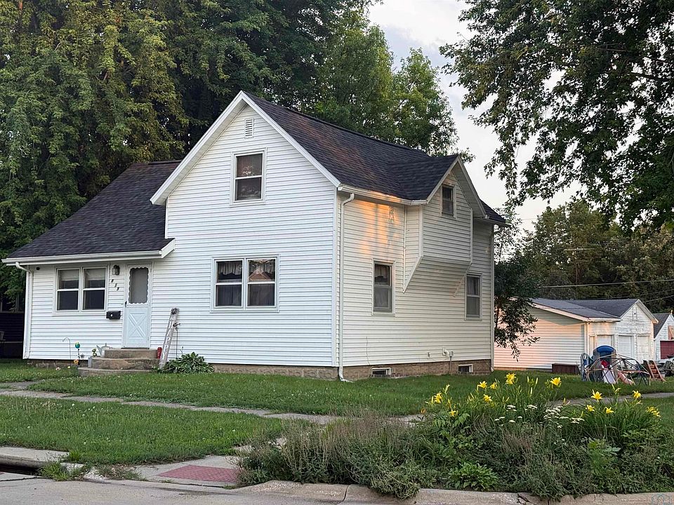 1st image of 819 W Cherry St