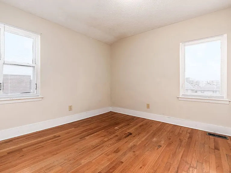 1371 Summit St #C — Photo 15