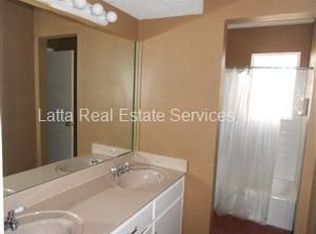 905 NW Canterbury Ct, Blue Springs, MO 64015