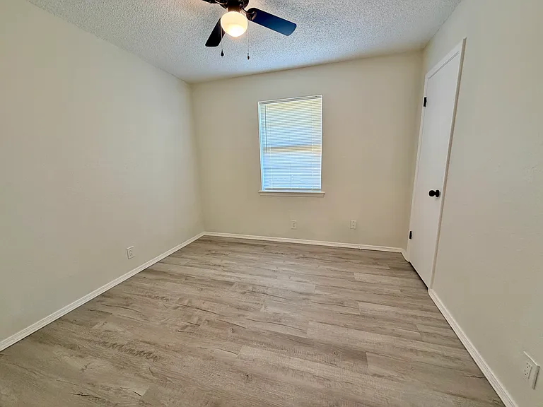 212 E Maple Ave — Photo 8
