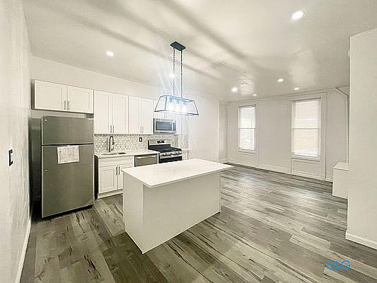 4th image of 170 Stanhope St APT 1