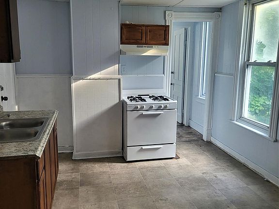 3rd image of 604 Woodlawn Ave #2