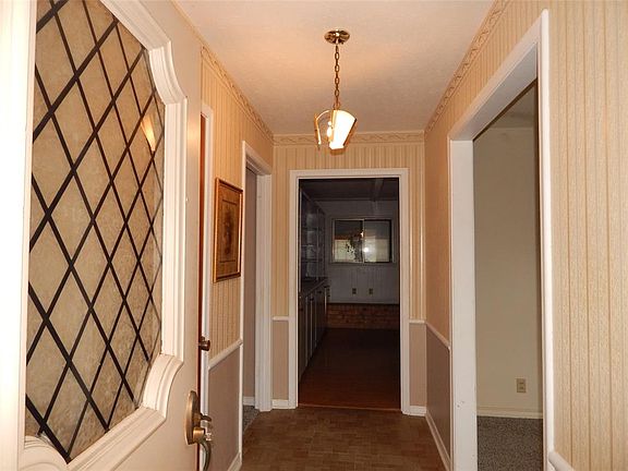 3rd image of 1010 Yorkshire Dr