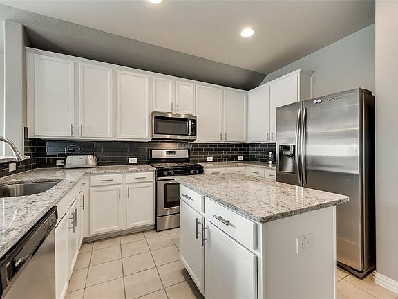 3rd image of 913 Silvermoon Dr
