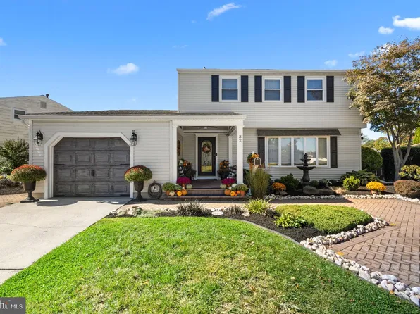 32 Lincoln Dr, Laurel Springs, NJ 08021