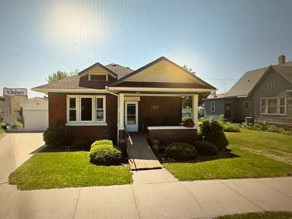 209 W Chapel St, Dodgeville, WI 53533