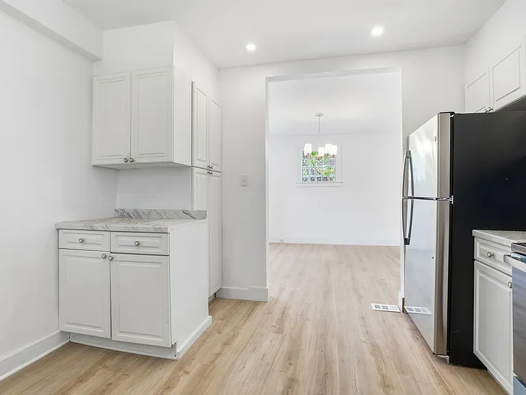 7806 Saint Lawrence Ave — Photo 10