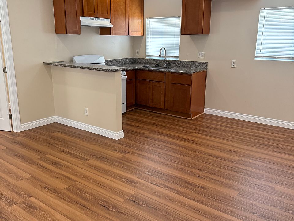 Breakfast bar + Kitchen area