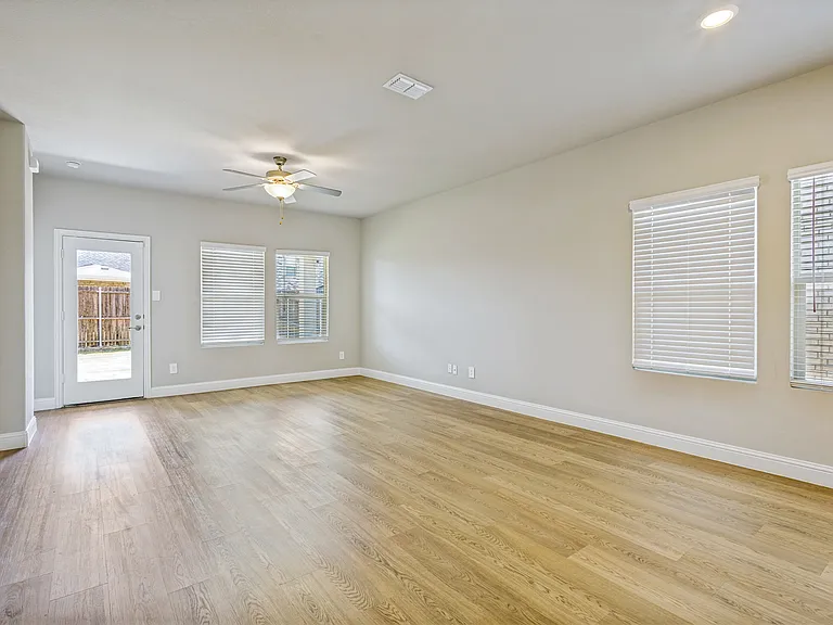 801 McKenna Dr — Photo 9