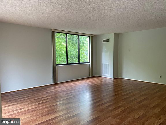 3rd image of 5225 Pooks Hill Rd APT 228S