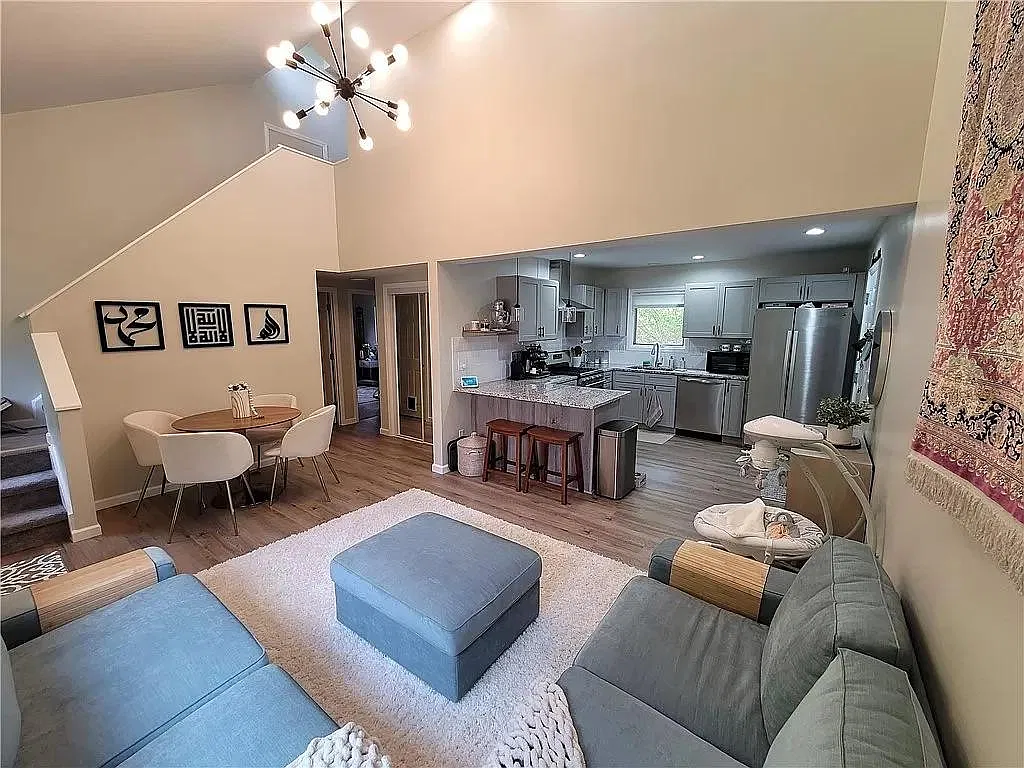 3 bed, 1256 sqft, $1,950 — Photo 4