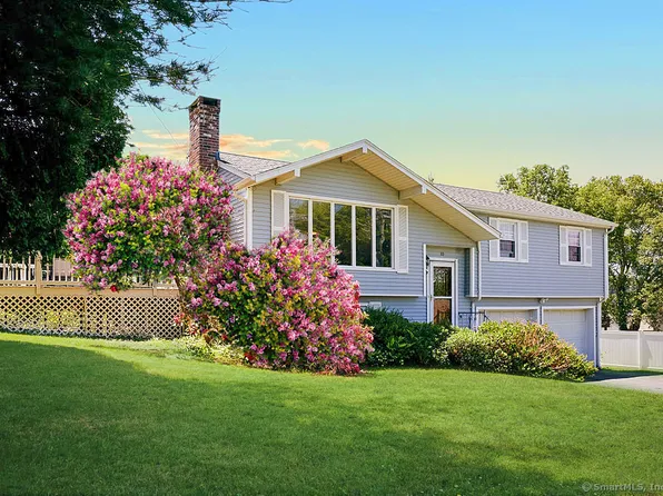 10 Pleasant Street, Stonington, CT 06355