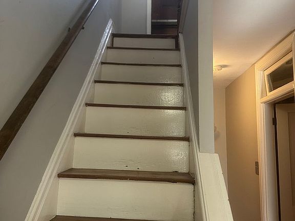 2nd image of 805 W 10th St