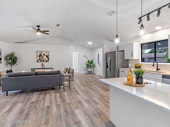 3rd image of 860 Honeysuckle Dr