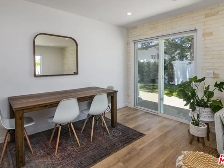 23028 Burbank Blvd — Photo 13