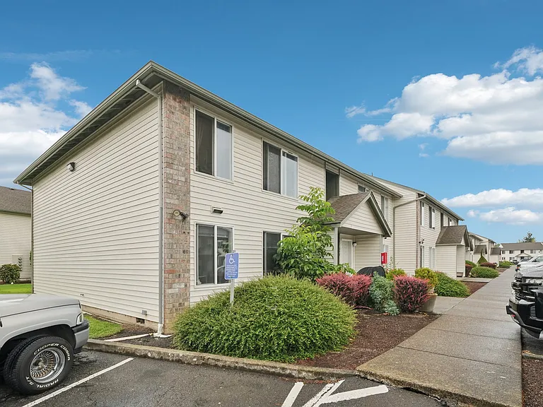 Stonehedge Court Apartments — Photo 18