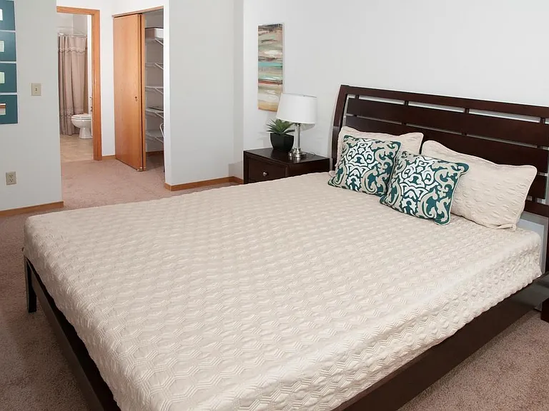 Oaks Lincoln Townhomes — Photo 13