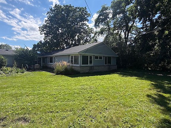 3rd image of 2164 Manor Ln