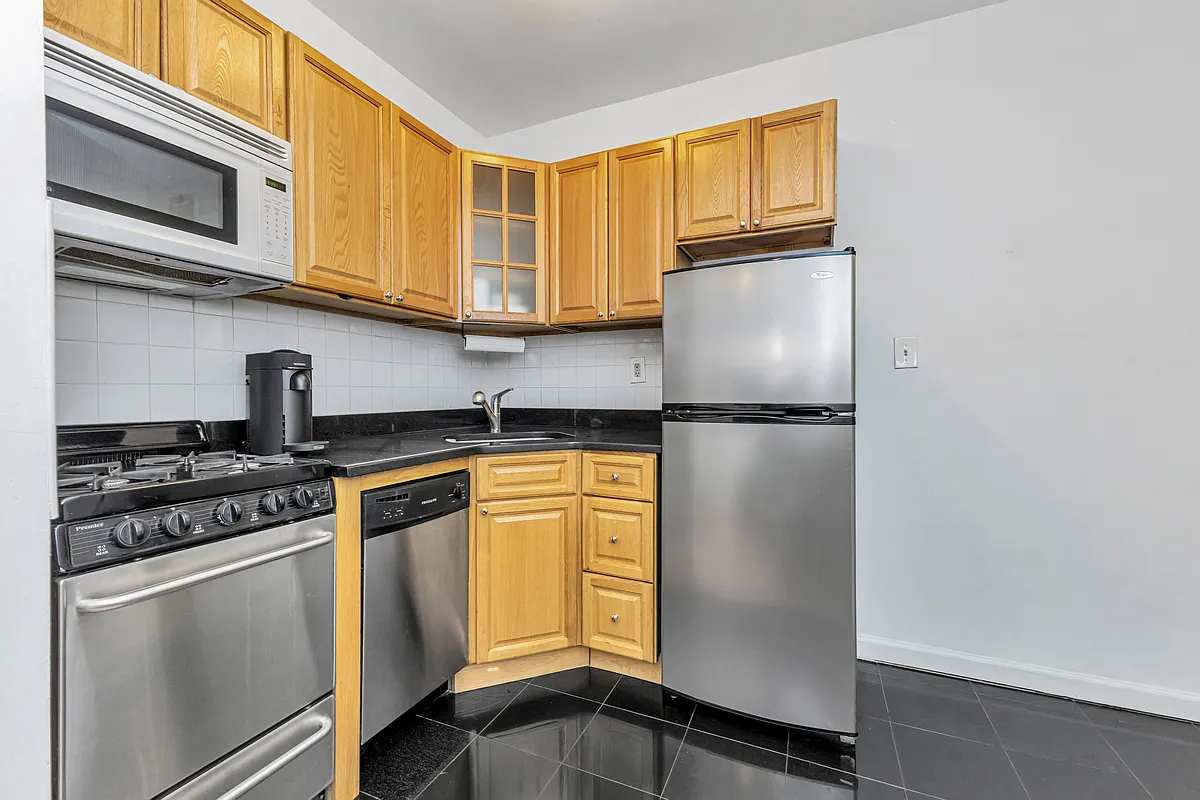 Building Photo - 181 Thompson St #16