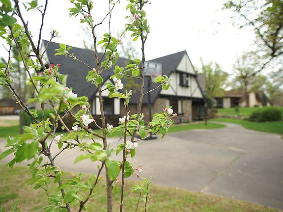 4th image of 2901 Wildwood Dr