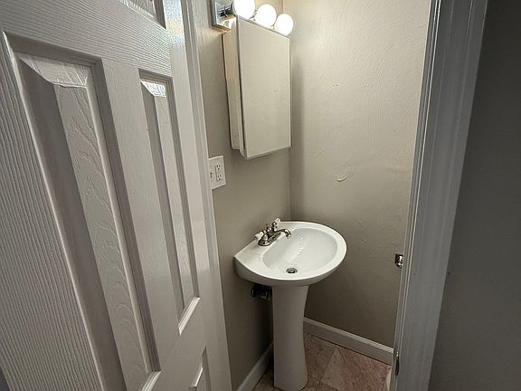 4th image of 295 Shirley St #1